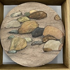 Stenen in zand geschilderd door 